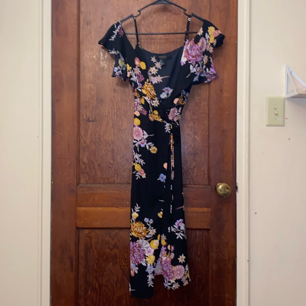 Forever 21 floral dress. Size small. Ties wrap around the waist.